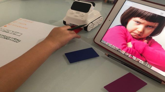 Immagine che contiene testo, interni, parete, persona Descrizione generata automaticamente