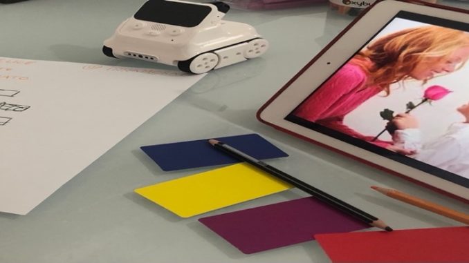 Immagine che contiene testo, interni, persona, scrivania Descrizione generata automaticamente