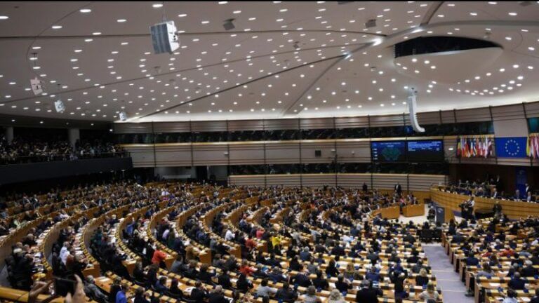L’AI Act non ostacola lo sviluppo dell’AI generativa, ma chiede trasparenza e sicurezza