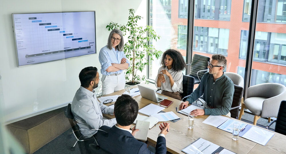 L’AI non sta “sopprimendo” i posti di lavoro (per ora): lo conferma uno studio Usa, ma l’allarme non cessa