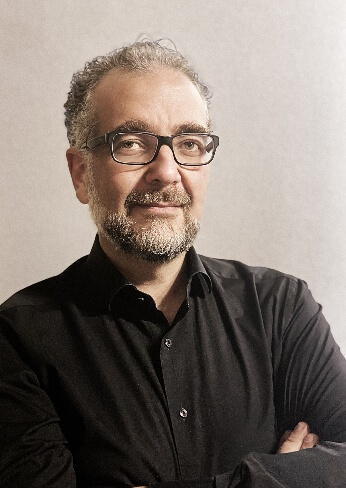 Immagine che contiene Viso umano, persona, vestiti, ritrattoIl contenuto generato dall'IA potrebbe non essere corretto.