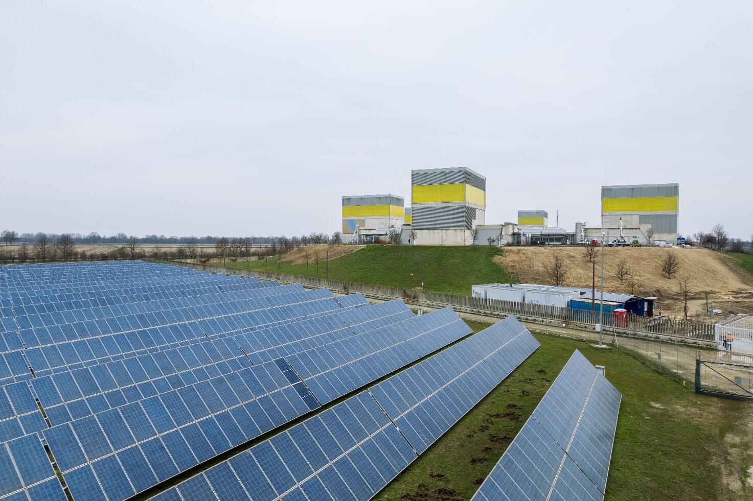 Immagine che contiene cielo, aria aperta, Energia solare, energia solareIl contenuto generato dall'IA potrebbe non essere corretto.