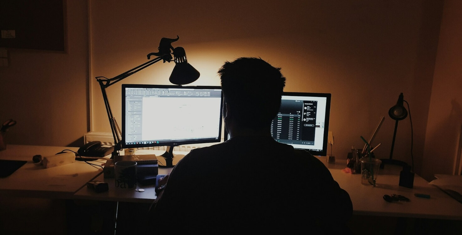 Immagine che contiene testo, interno, muro, Personal ComputerIl contenuto generato dall'IA potrebbe non essere corretto.