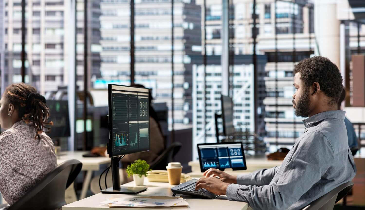 Immagine che contiene persona, vestiti, Uffici, edificioIl contenuto generato dall'IA potrebbe non essere corretto.