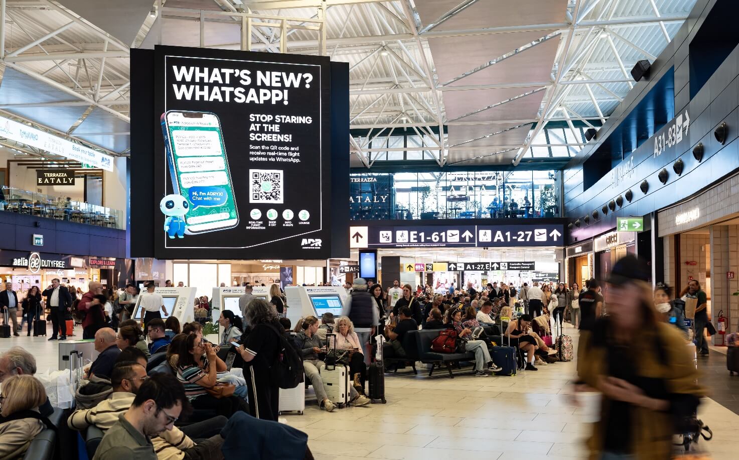 Immagine che contiene vestiti, uomo, calzature, personaIl contenuto generato dall'IA potrebbe non essere corretto.