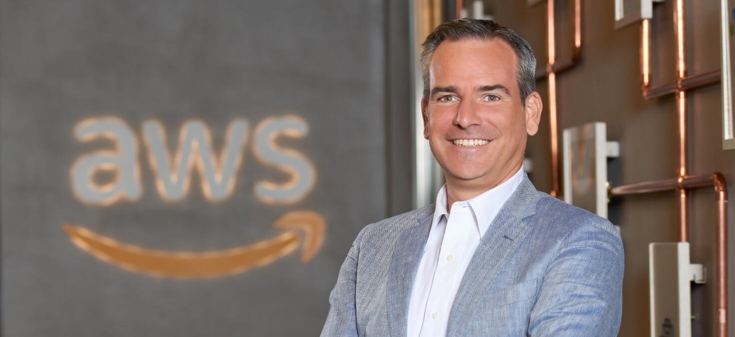 Immagine che contiene Viso umano, vestiti, persona, sorrisoIl contenuto generato dall'IA potrebbe non essere corretto.