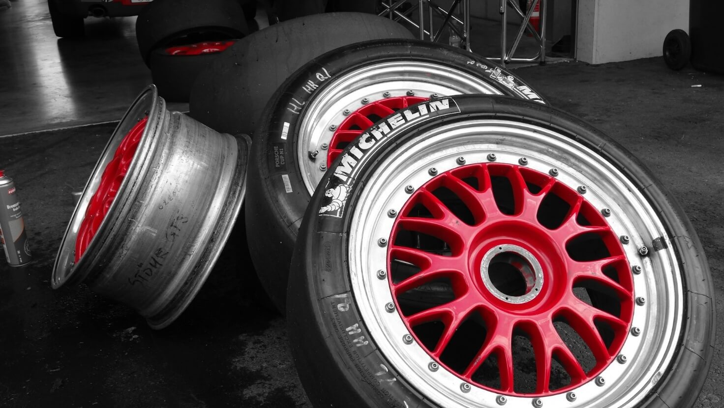 Immagine che contiene Ricambio auto, pneumatico, Gomma sintetica, PneumaticoIl contenuto generato dall'IA potrebbe non essere corretto.