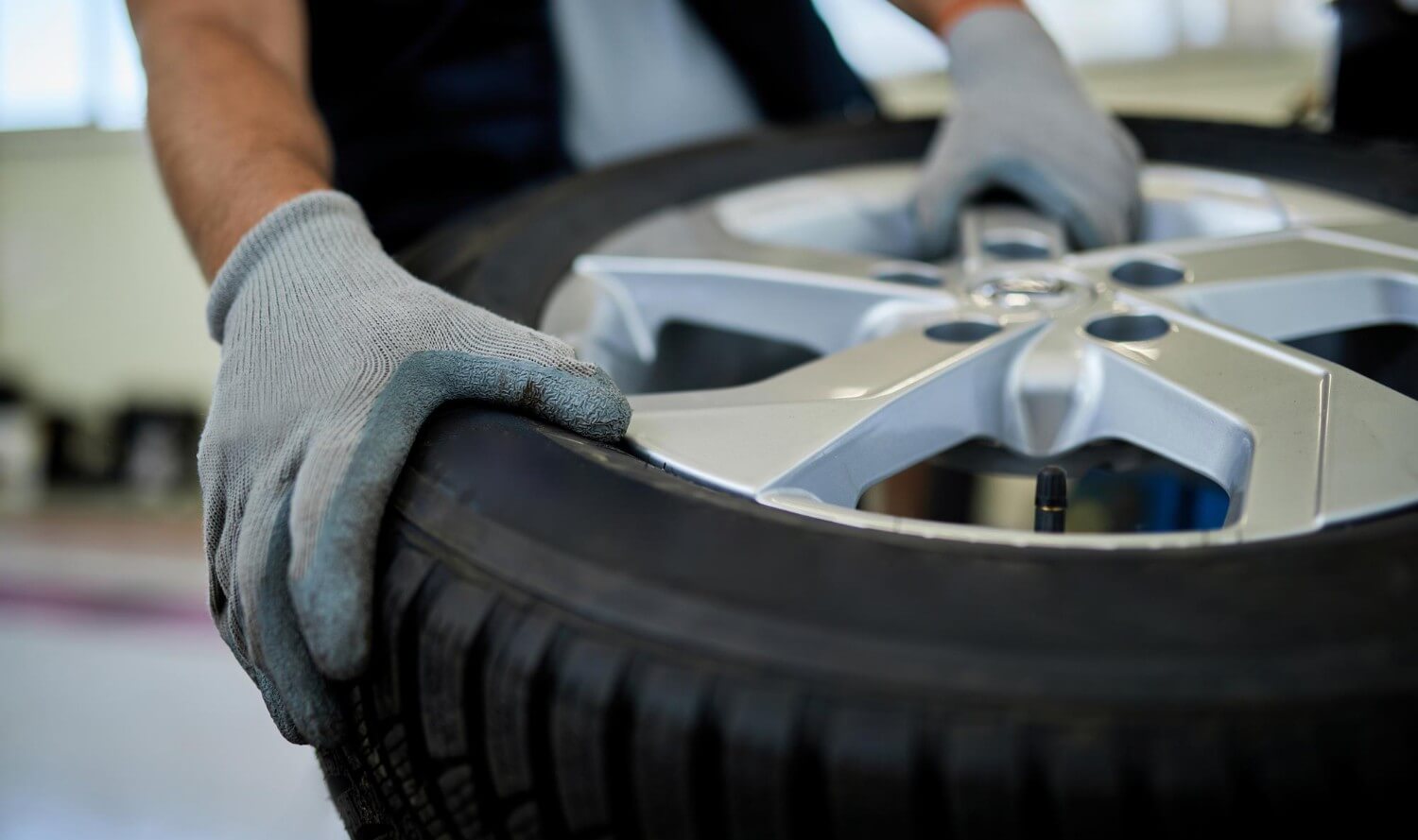 Immagine che contiene ruota, pneumatico, Ricambio auto, personaIl contenuto generato dall'IA potrebbe non essere corretto.