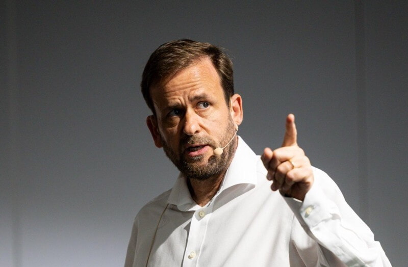 Immagine che contiene Viso umano, persona, vestiti, uomoIl contenuto generato dall'IA potrebbe non essere corretto.