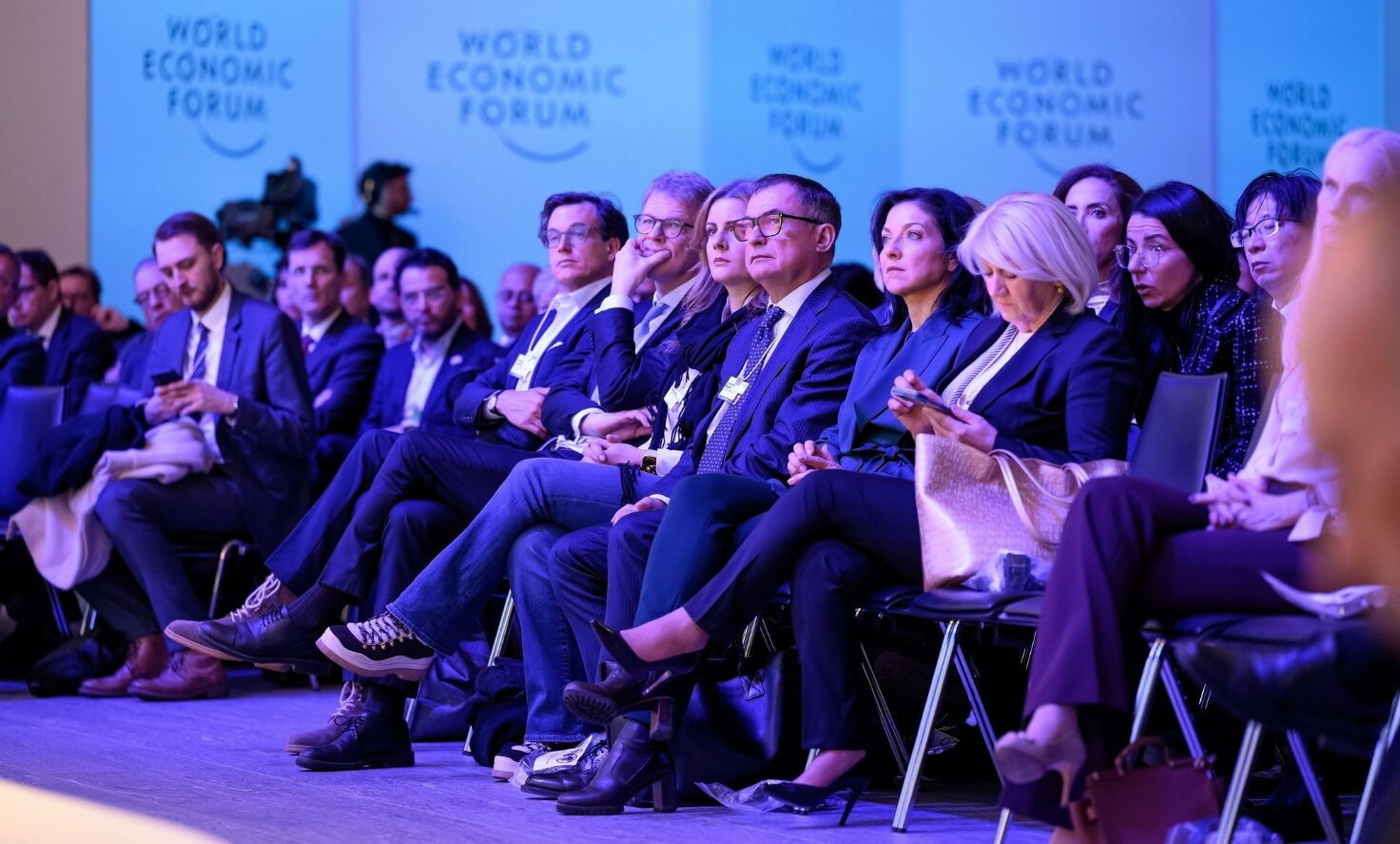 Immagine che contiene vestiti, persona, Viso umano, calzatureIl contenuto generato dall'IA potrebbe non essere corretto.