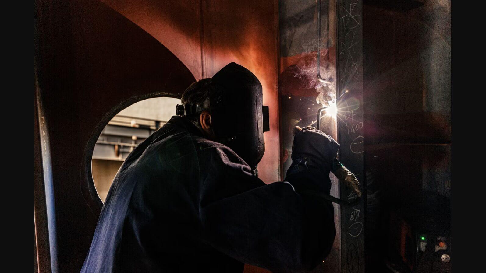 robot umanoidi saldatori navi