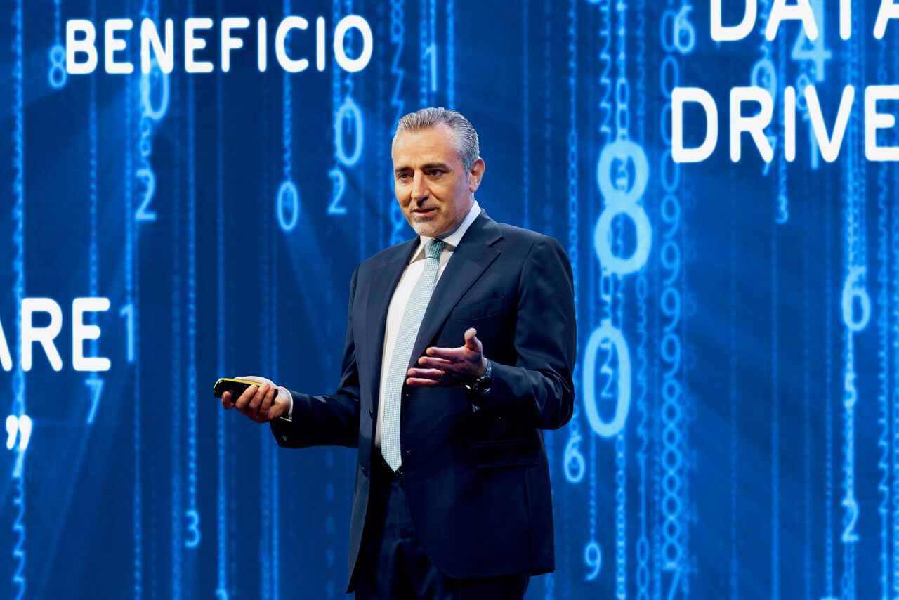 Immagine che contiene vestiti, abito, persona, Viso umanoIl contenuto generato dall'IA potrebbe non essere corretto.