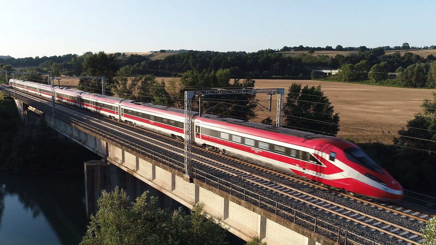 Immagine che contiene aria aperta, binari, treno, trasportoIl contenuto generato dall'IA potrebbe non essere corretto.