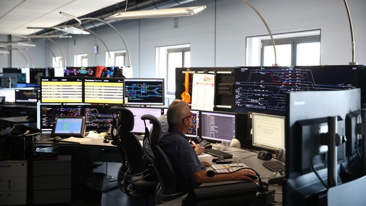 Immagine che contiene interno, Schermo del computer, Uffici, Personal ComputerIl contenuto generato dall'IA potrebbe non essere corretto.