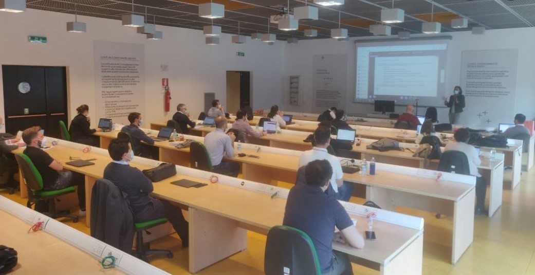 Immagine che contiene interno, arredo, scrivania, Sala conferenzeIl contenuto generato dall'IA potrebbe non essere corretto.