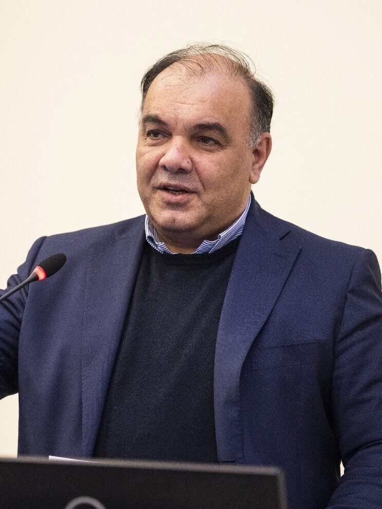 Immagine che contiene persona, vestiti, Viso umano, internoIl contenuto generato dall'IA potrebbe non essere corretto.