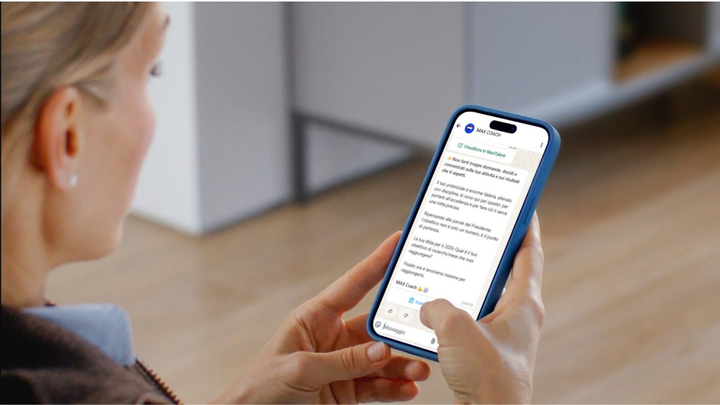 Immagine che contiene testo, persona, Cellulare, Dispositivo di comunicazioneIl contenuto generato dall'IA potrebbe non essere corretto.