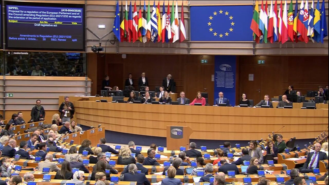 AI Act: rinvio per le regole sui sistemi ad alto rischio e divieto di “nudificazione"