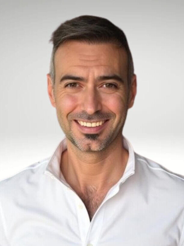 Immagine che contiene Viso umano, persona, sorriso, vestitiIl contenuto generato dall'IA potrebbe non essere corretto.