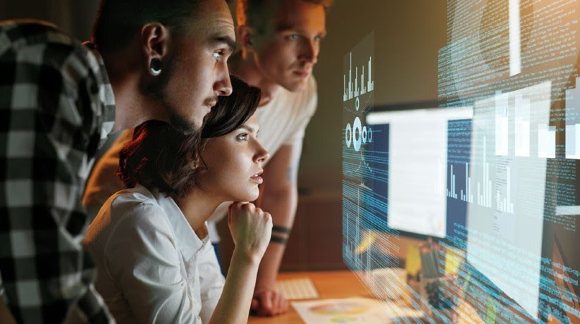 Immagine che contiene persona, interno, Viso umano, vestitiIl contenuto generato dall'IA potrebbe non essere corretto.