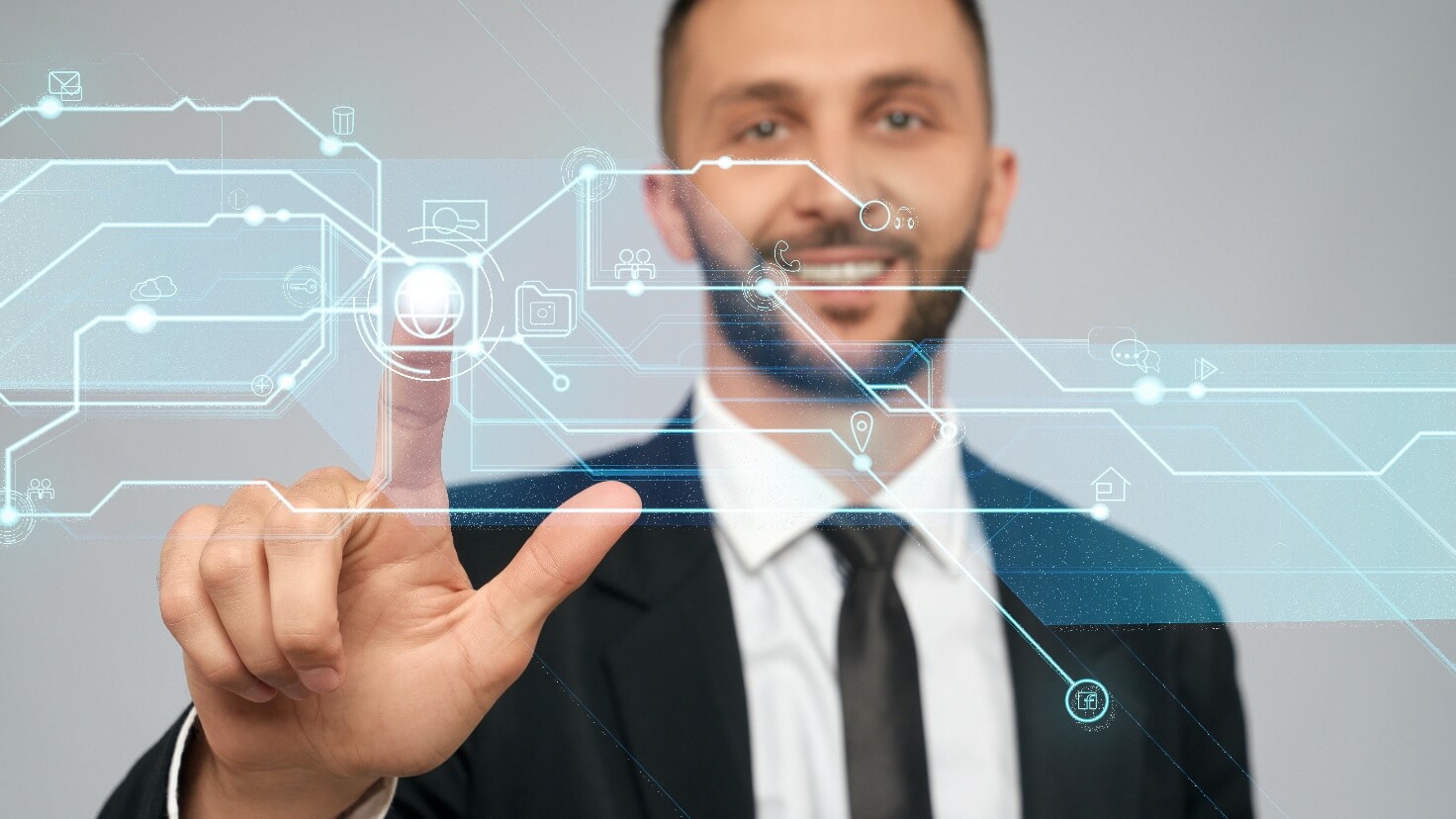 Immagine che contiene persona, uomo, Viso umano, vestitiIl contenuto generato dall'IA potrebbe non essere corretto.