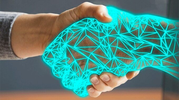 Immagine che contiene persona, mano, tenereIl contenuto generato dall'IA potrebbe non essere corretto.