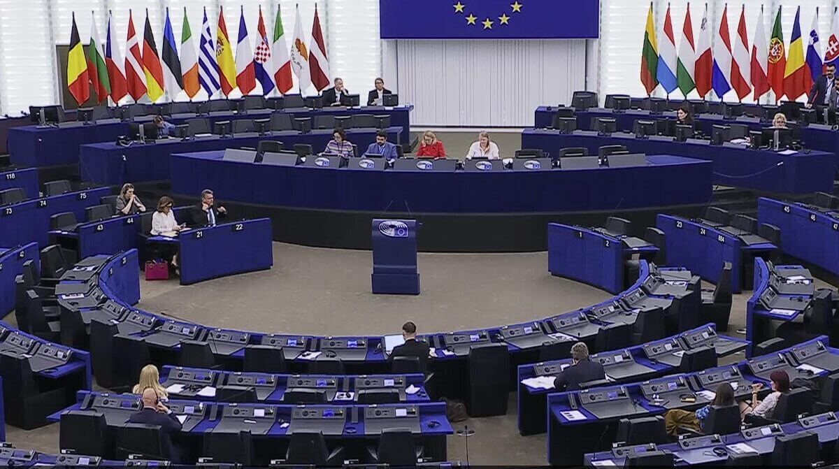 Immagine in primo piano del post: AI Act, cosa cambia con il Digital Omnibus approvato dal Parlamento Ue