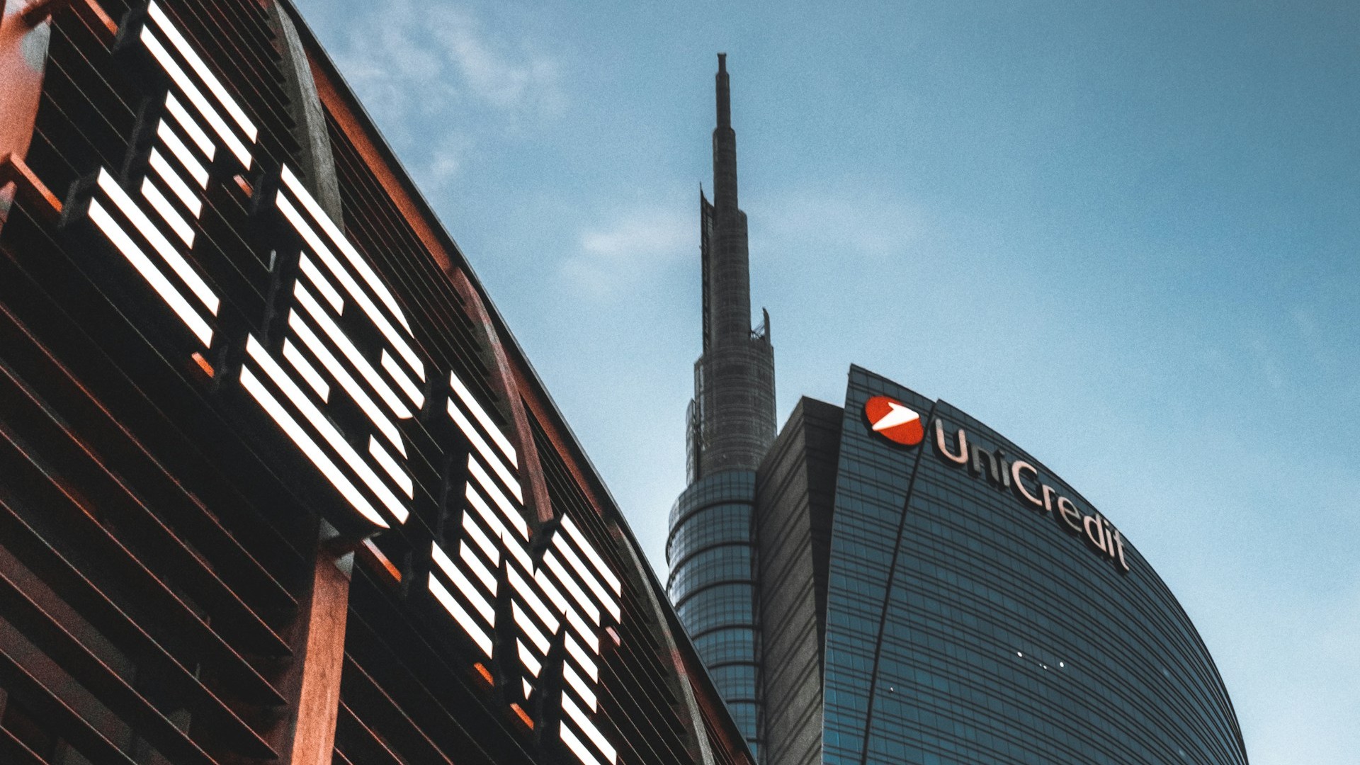 Il logo IBM sulla sede in piazza Gae Aulenti a Milano