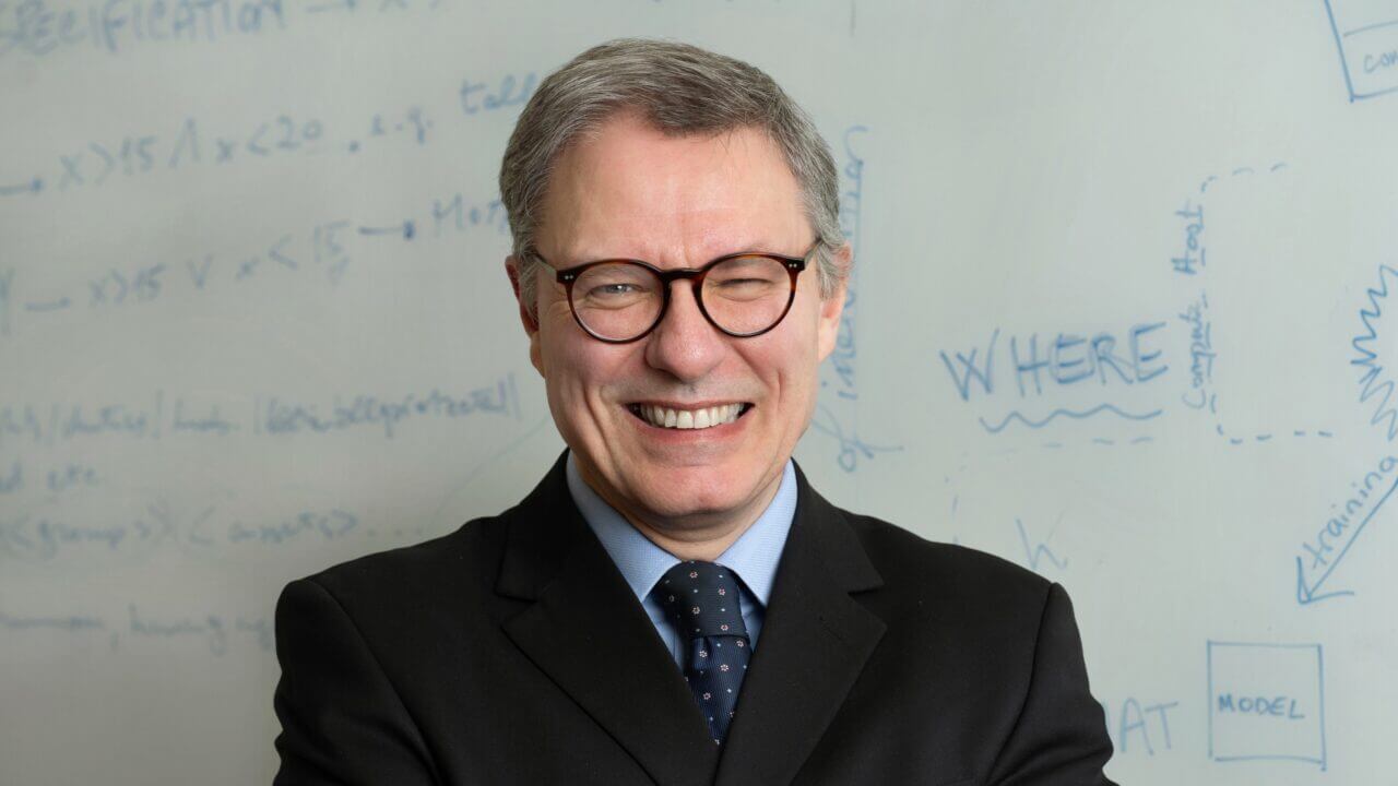 Luciano Floridi, filosofo di fama mondiale, saggista, docente accademico e direttore del Digital Ethics Center presso la Yale University
